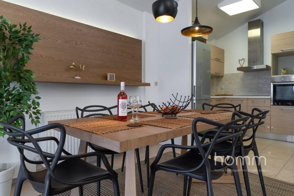 Psirri Apartment | 137sqm homm Apartment with Acropolis View 7ppl