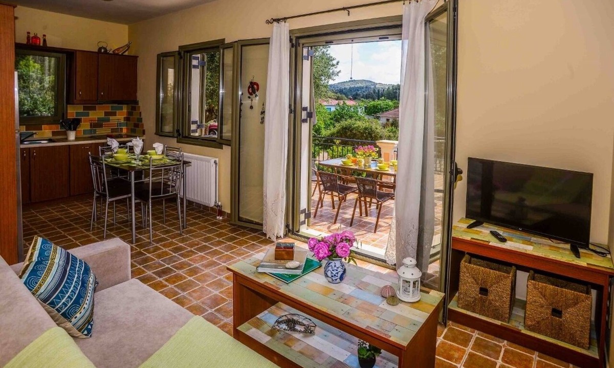 Antipata Apartment | #2-A clean & spacious 2 bedroom apartment with large patio area and free parking