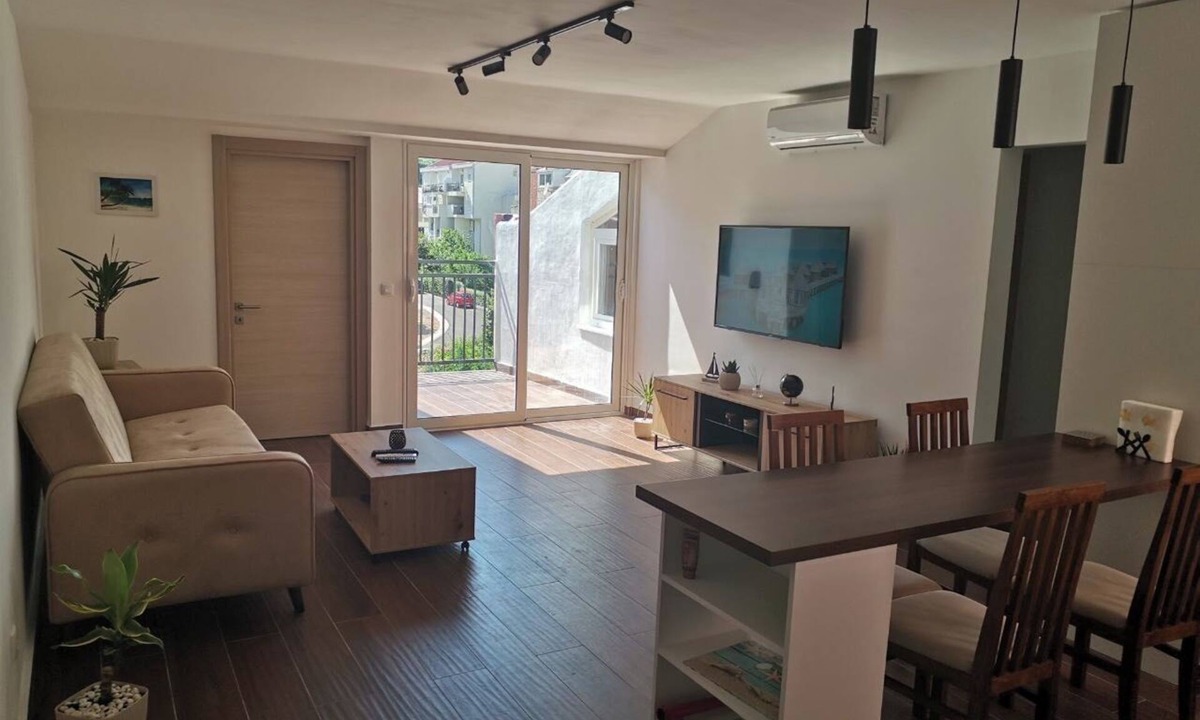 Babin do Apartment | 3 Min Walk to Beach Spacious 3BR Flat with Balcony Parking