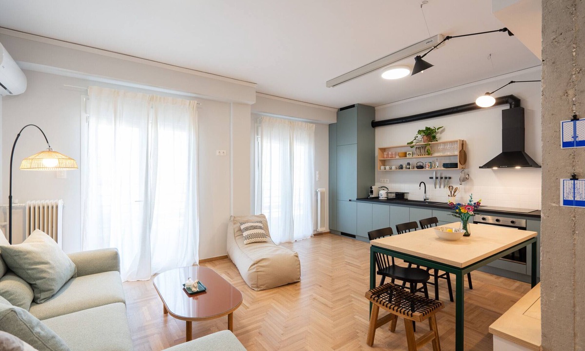 Petralona Apartment | 3BR Home Theater Apt with Projector & JBL sound