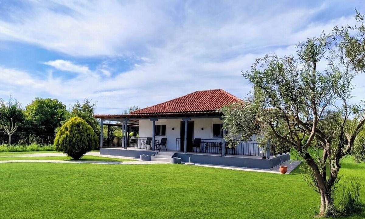 Nea Propontida House | A family-friendly retreat with a fenced-in yard and parking, just a few minutes' walk from the beach