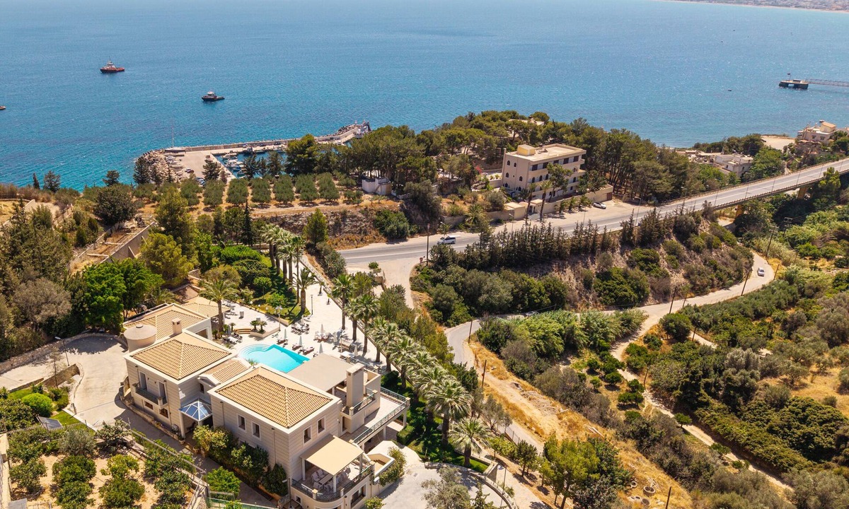 Linoperamata Villa | Aeonia Grand Villa, with Pool & Walk to the Beach