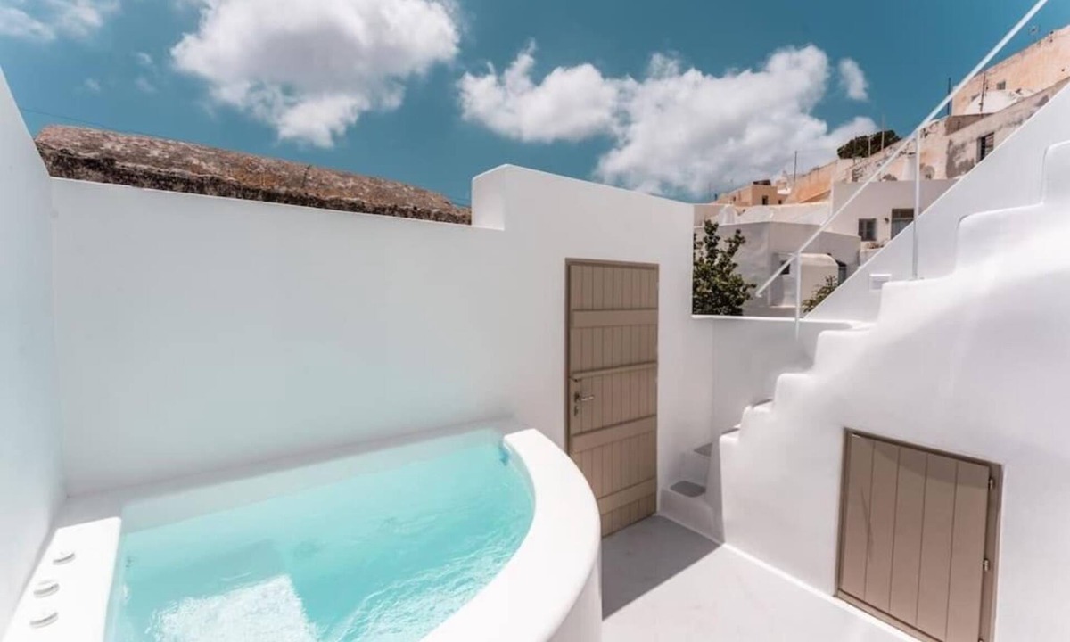 Emporio Hotel | Akri Santorini with heated Jacuzzi