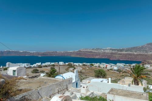 Akrotiri Apartment | Antron Cave House