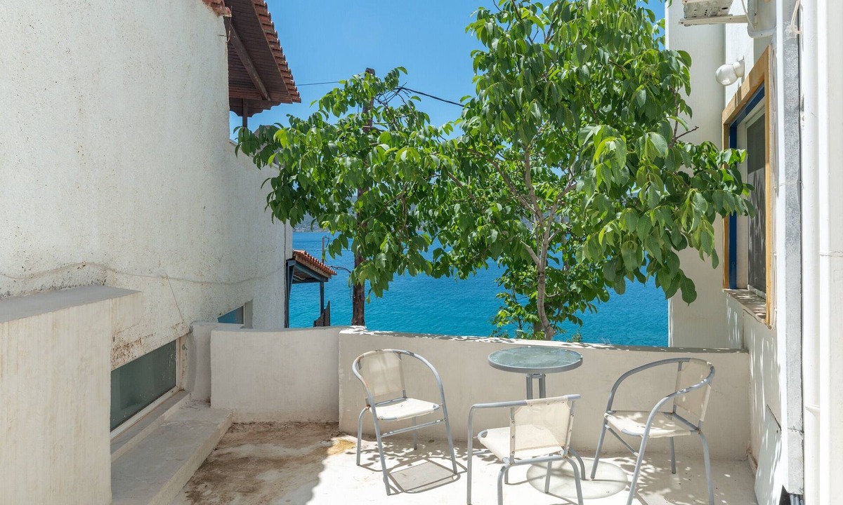 Salamis Apartment | Apartment 'Estia' with Shared Terrace, Wi-Fi and Air Conditioning