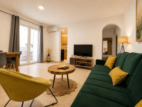 Maini Apartment | Apartment Garden with free parking place!