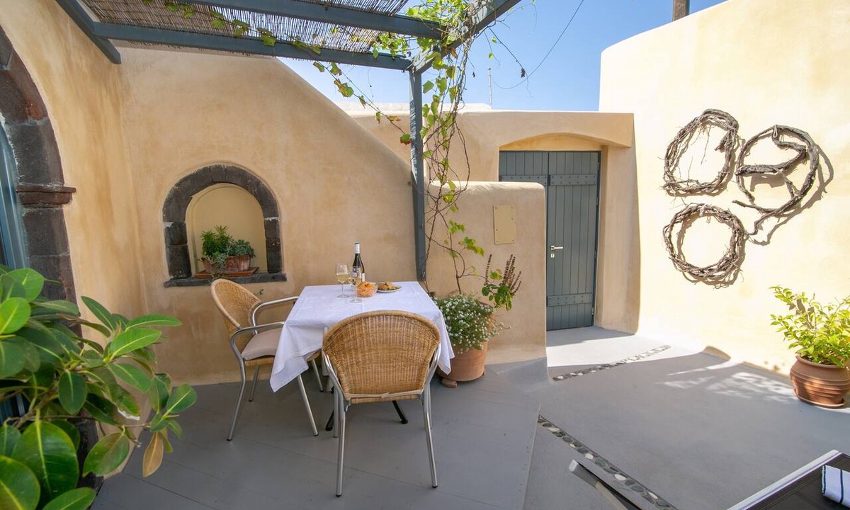 Kamari Apartment | Apartment in A Hotel 'Fireplace' with Wi-Fi and Air Conditioning