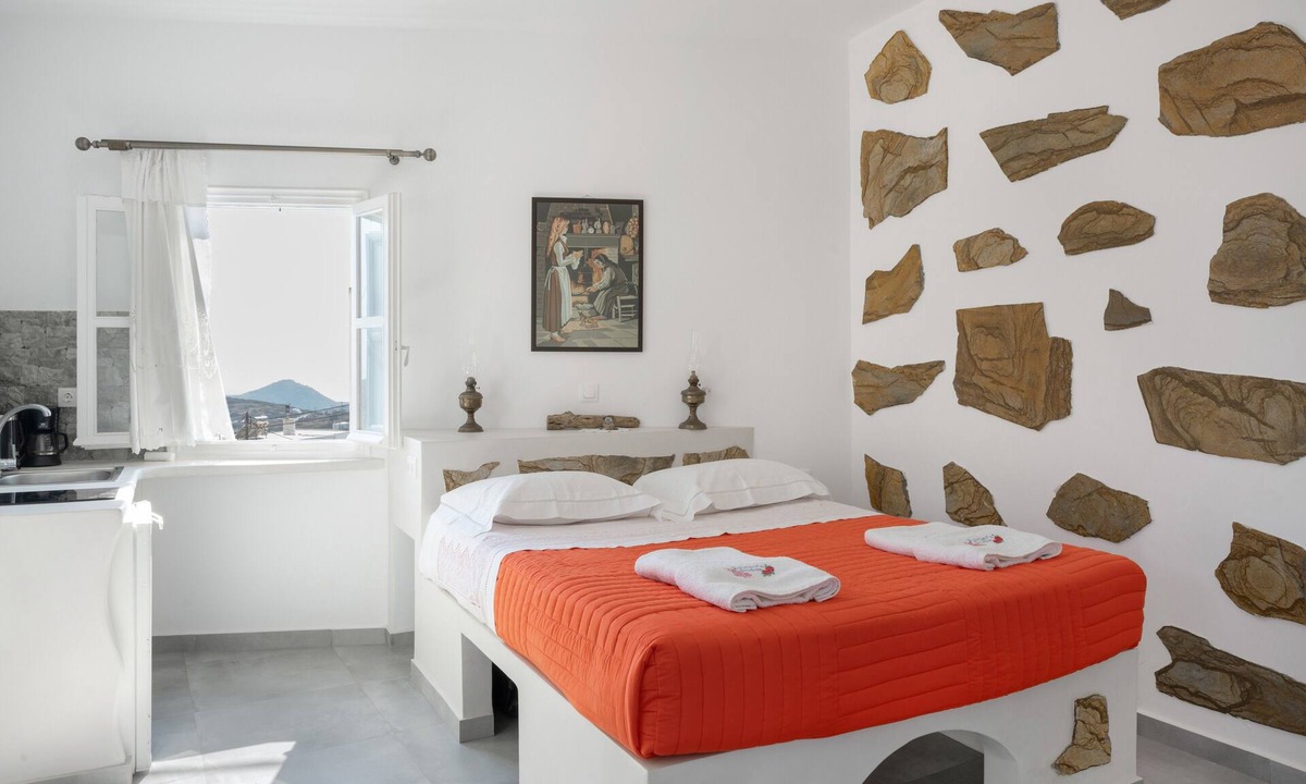 Amorgos Apartment | Apartment 'Politimi's Studio N4' with Mountain View, Wi-Fi and Air Conditioning