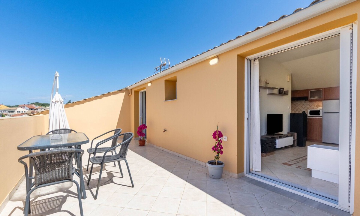 Perivolion Apartment | Apartment "Soffitta Bampina" close to the Beach with Balcony