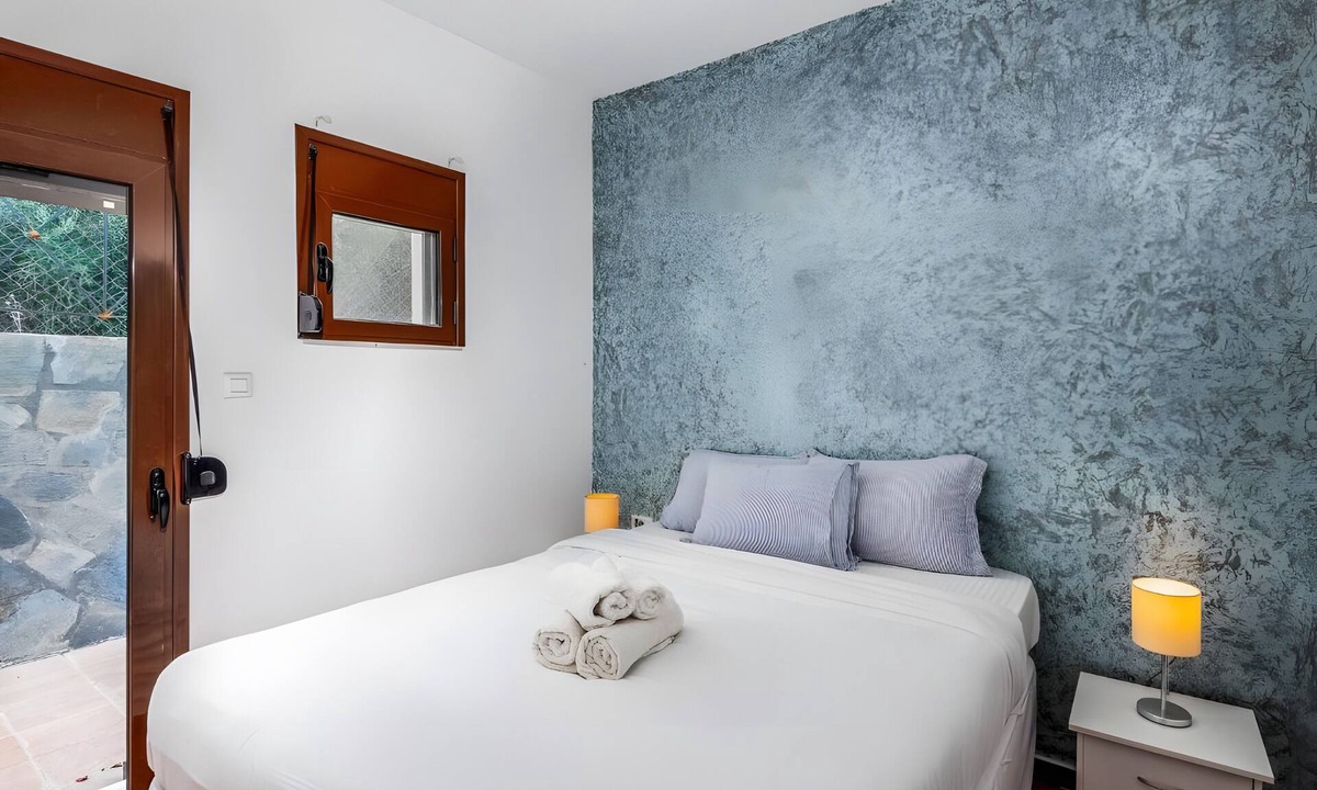 Gennadi Apartment | Apartment 'Standard No 2' with Mountain View, Wi-Fi and Air Conditioning