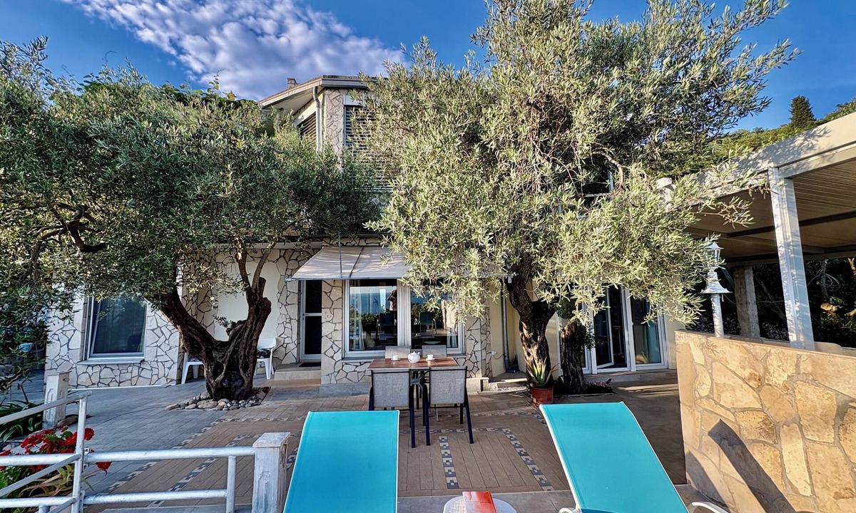 Kaluđerac Apartment | Apartment with a view of the sea and a pool - Among the olive trees