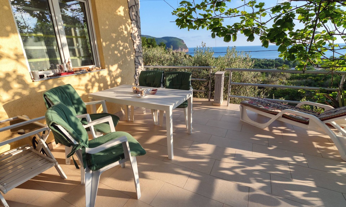 Kaluđerac House | Apartment with a view of the sea and a pool—lemon tree garden