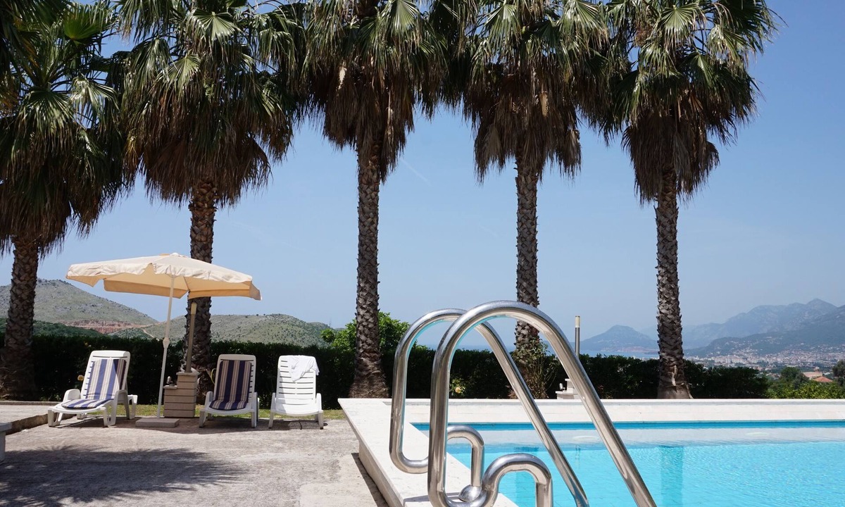 Bar Apartment | Apartment with swimming pool