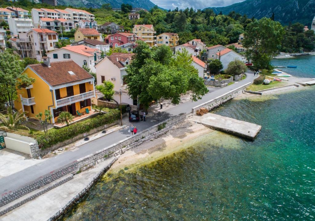 Dobrota Apartment | Apartments Beachfront