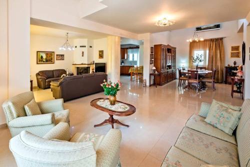 Ierapetra Villa | Art Antique Deluxe Villa