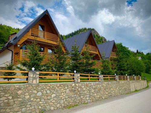 Pejë Ski Chalet | Art Resort