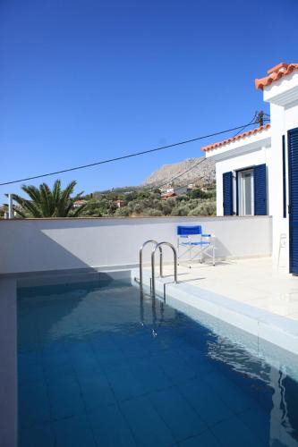 Vrontados Villa | Asprou Villa with roof pool