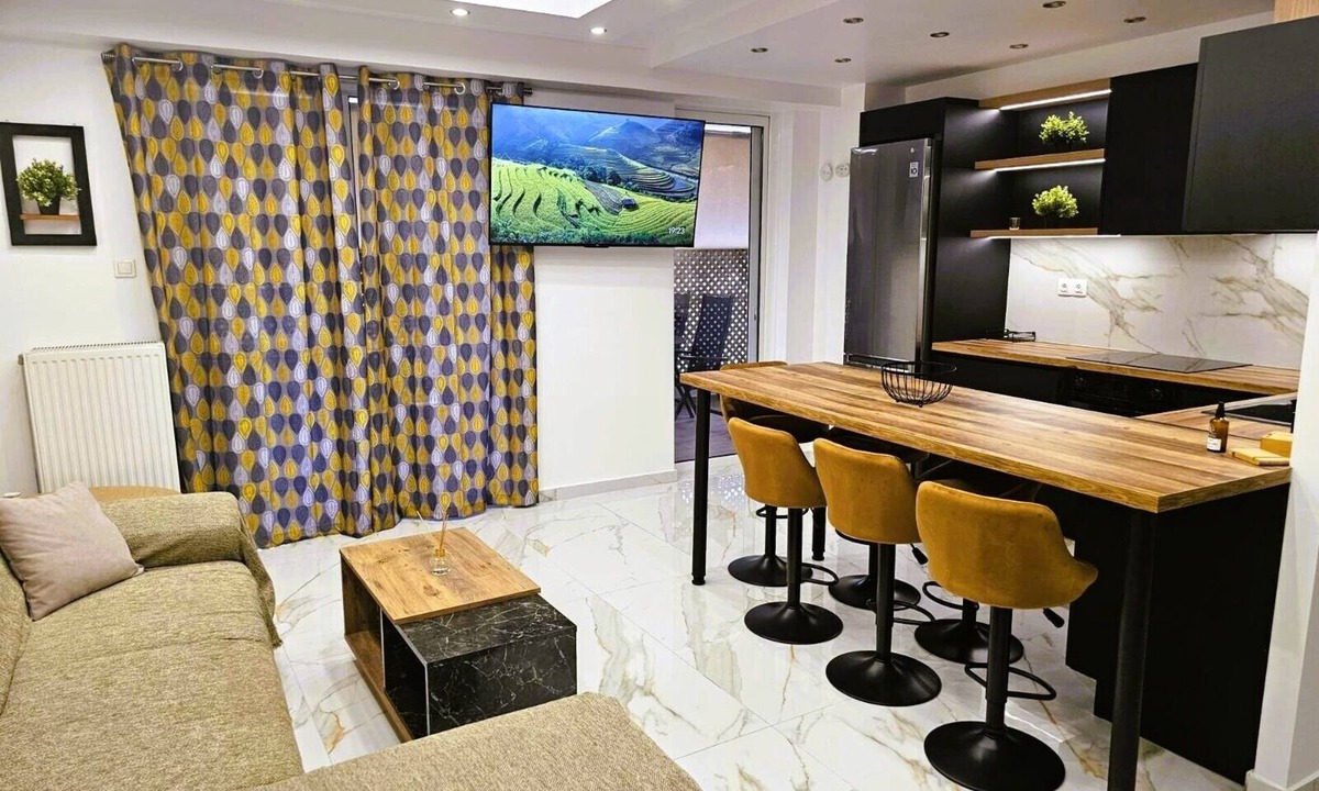 Thissio Apartment | Athens Lux 2 BR Apt, H/TUB, Netflix,fast Wifi-500mts fm Metro/1,5km fm Acropolis