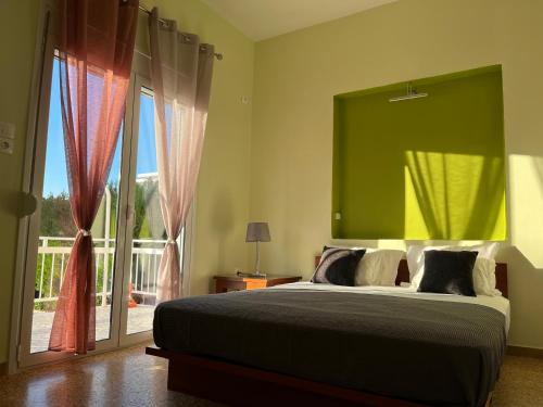 Kropia Apartment | Athens Riviera: 2 bed/3' walk from the beach
