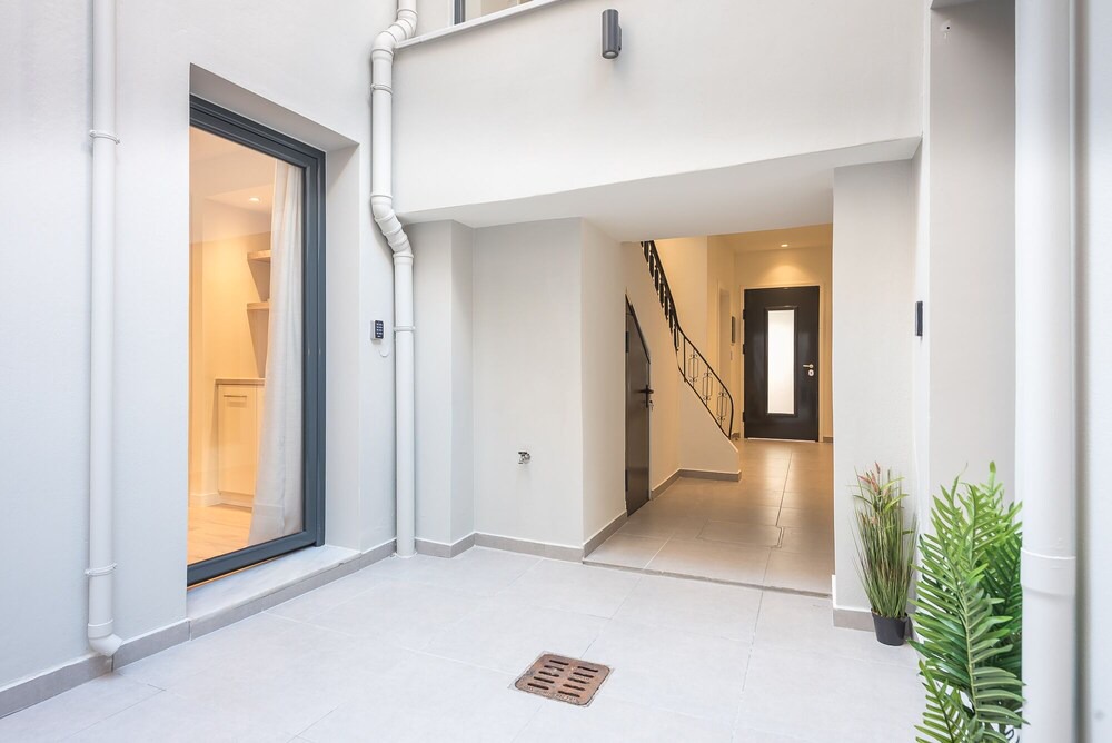 Attiki Apartment | B2: The "Asprogeraka" by SPACEERS