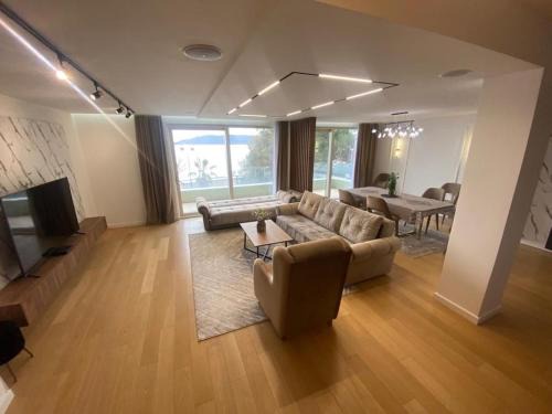 Rafajlovici Apartment | Beachfront 2BR Apartment with Balcony and Sea View, Biser Mora