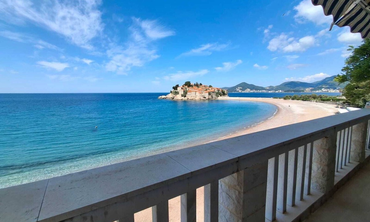 Sveti Stefan Apartment | Beachfront Four bedroom Apartment