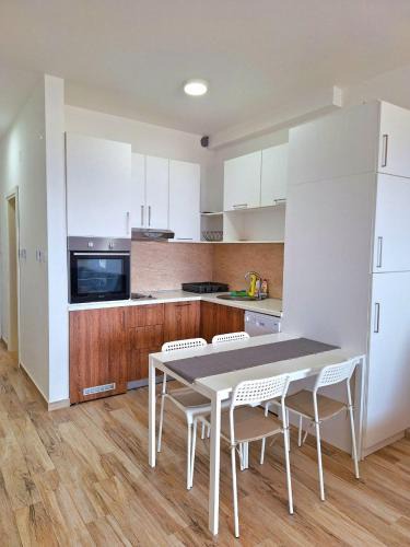 Dobra Voda Apartment | Beachfront