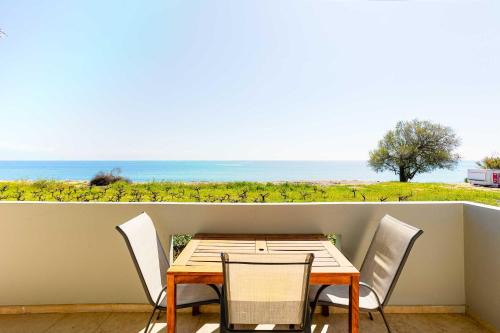Pylos-Nestoras Apartment | Beachfront Nest Memi Koroni-Seaheaven House A1