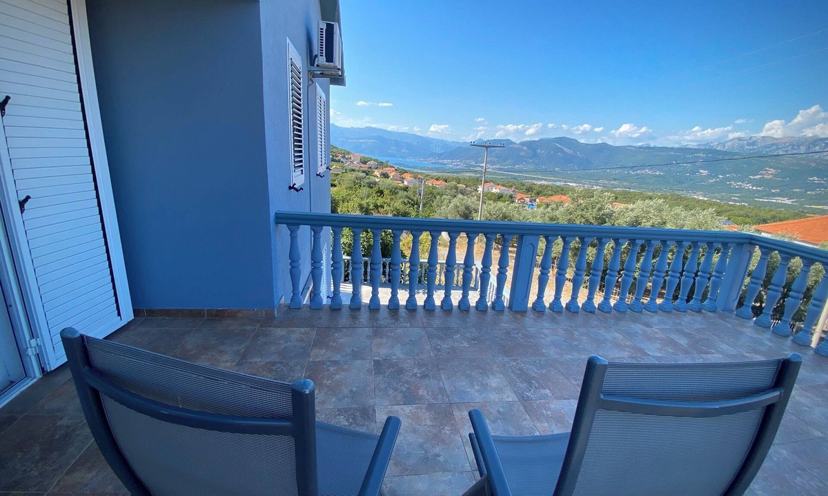 Ljesevici Apartment | Beautiful 2-3 bed Apt, 360 sea/mountain views in spacious gardens. Pet friendly