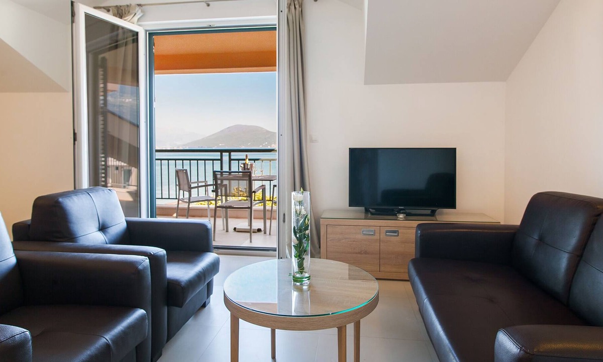 Igalo Apartment | Beautiful 2 bedroom Apartment with Balcony & Sea View