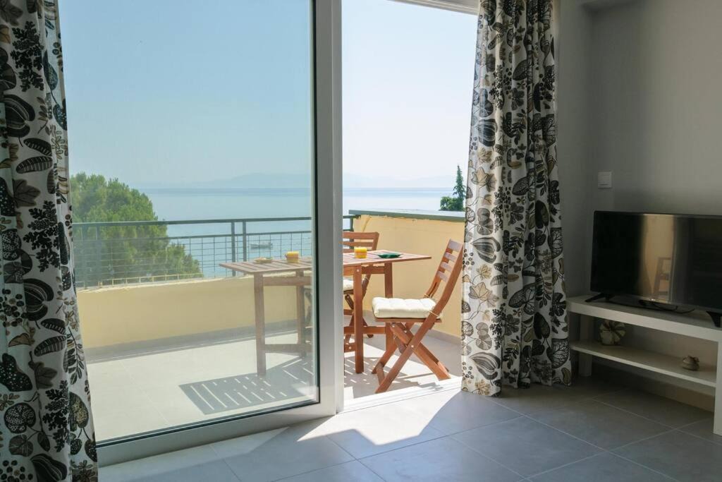 Oropos Apartment | Beautiful seaside studio with amazing view