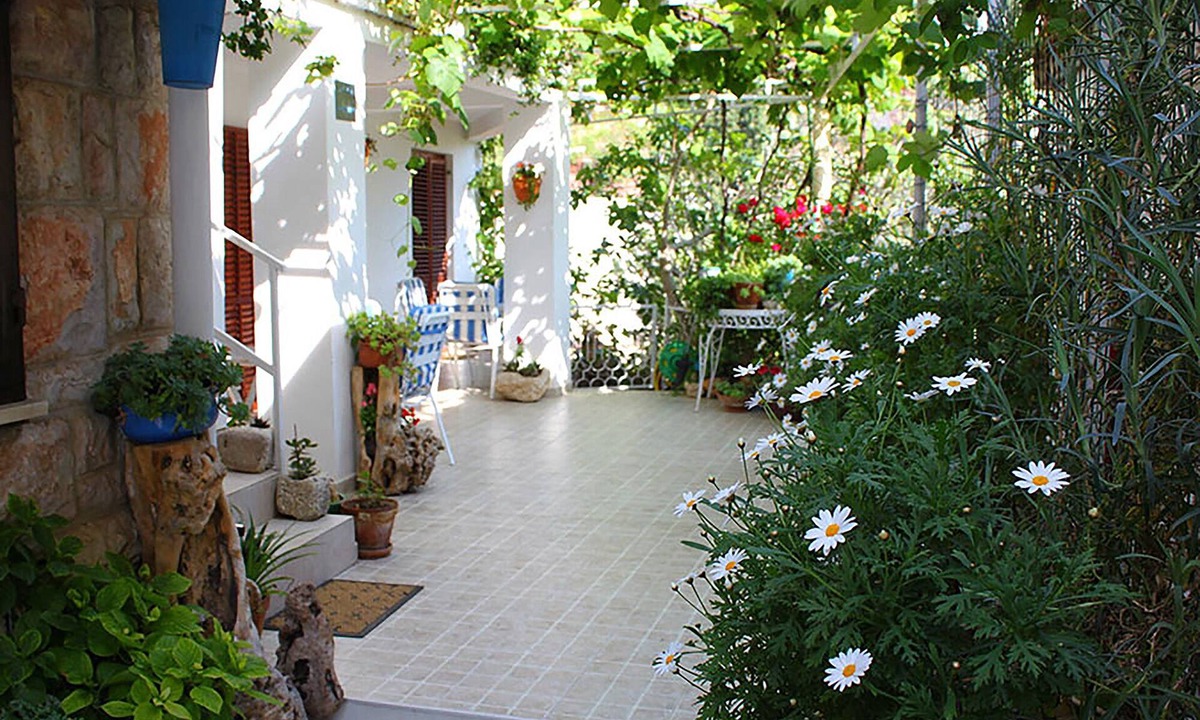 Sveti Stefan Apartment | Beautiful studio on ground floor in shadow of vines, Sveti Stefan