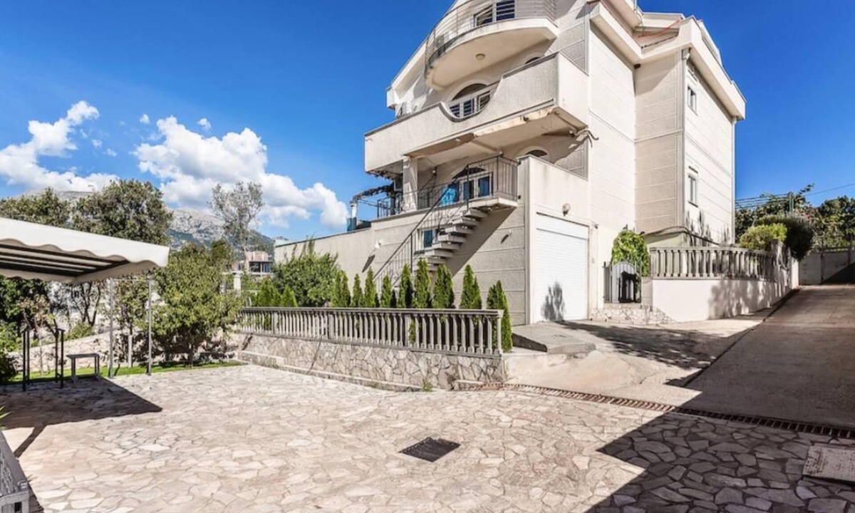 Utjeha Villa | Beautiful villa with private beach!