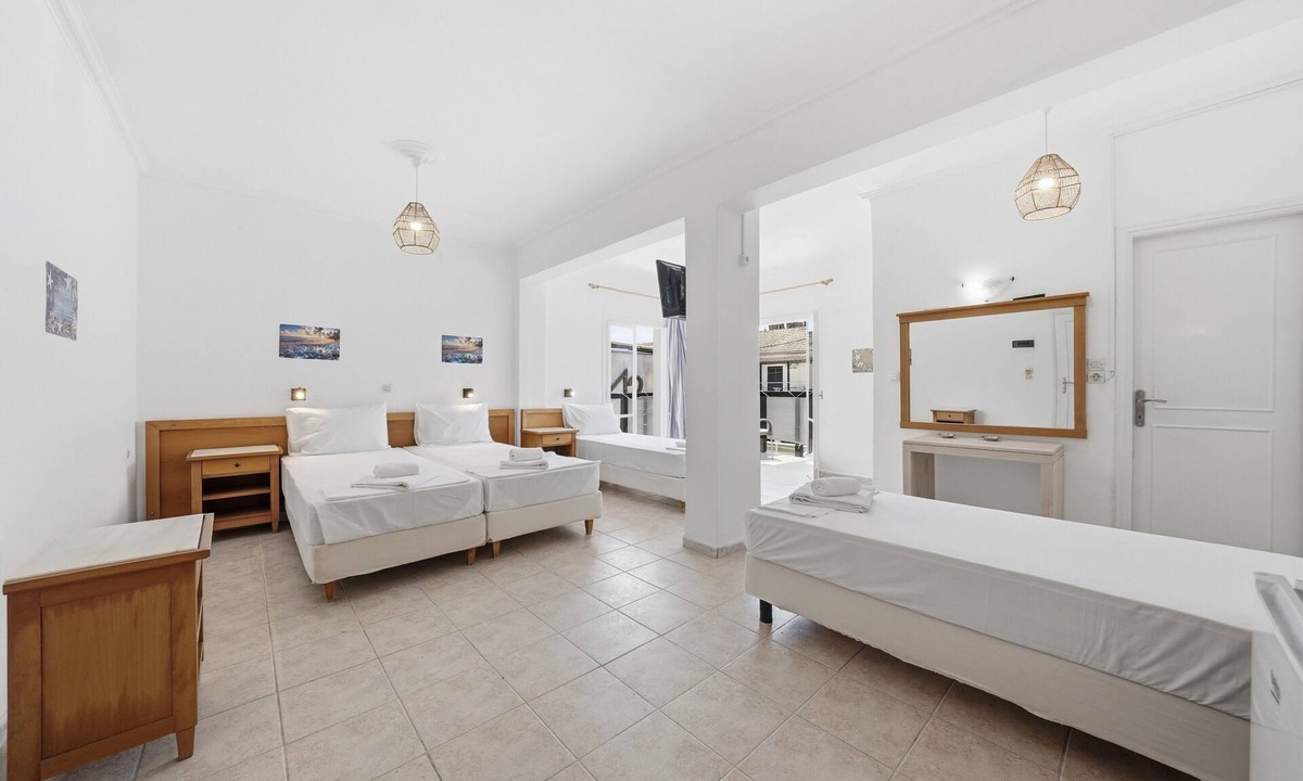 Kavos Bed & Breakfast | Bed and Breakfast The Kavos Sandy Inn – Quadruple Room with Shared Pool, Wi-Fi, and Air Conditioning
