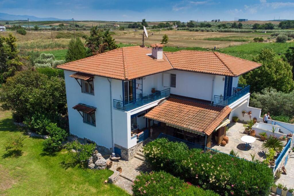 Flogita House | Big house with a huge garden and barbecue area!