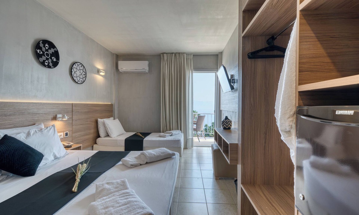 Kato Diminio Hotel | Black and White Boho Resort