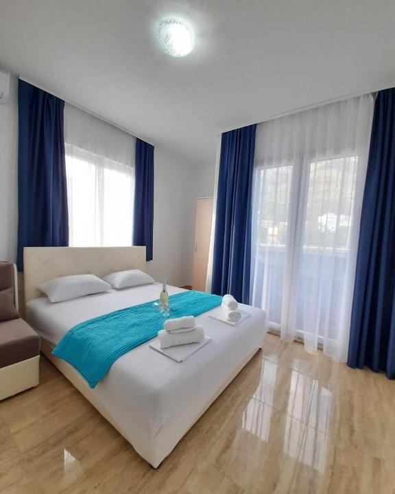 Sutomore Apartment | Black & White