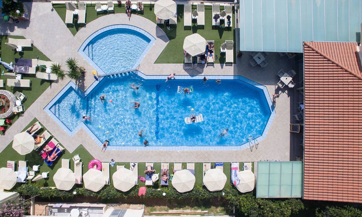 Agia Marina Hotel | Blue Sky Hotel Family Apartment with sea view & pool
