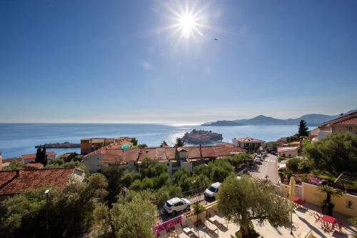 Sveti Stefan Apartment | BMV room for 2-3 with greenery view