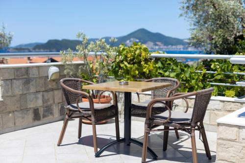 Sveti Stefan Apartment | BMV TRIPLE ROOM WITH BALCONY
