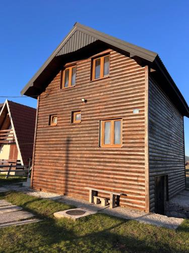 Tepacko Polje House | brown bear lodge