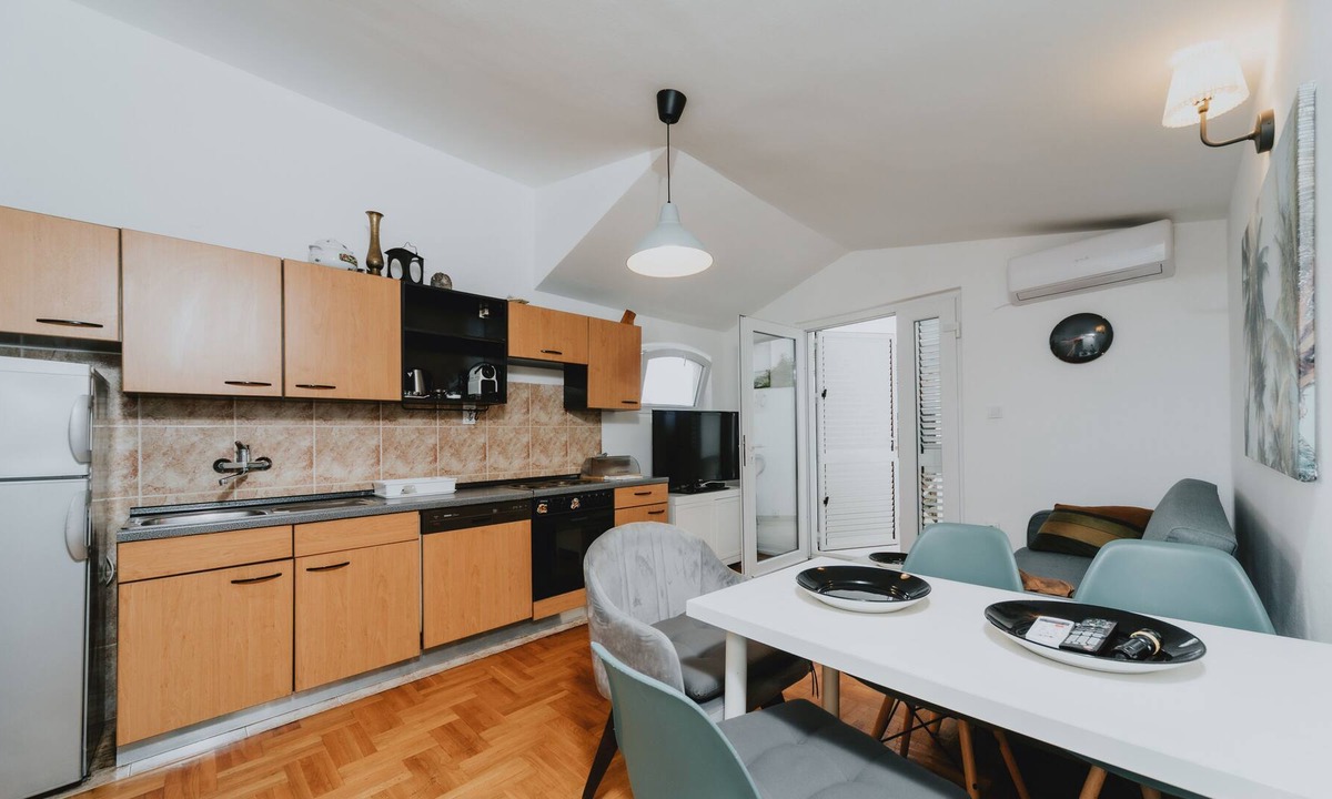 Gospostina Apartment | Buba Apartment w/balcony and sidesea view