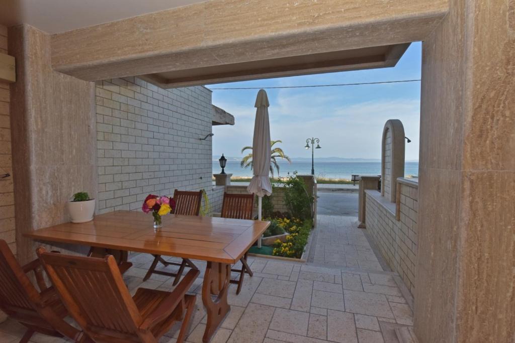 Nea Potidaia Apartment | Camellia BeachFront House Potidea