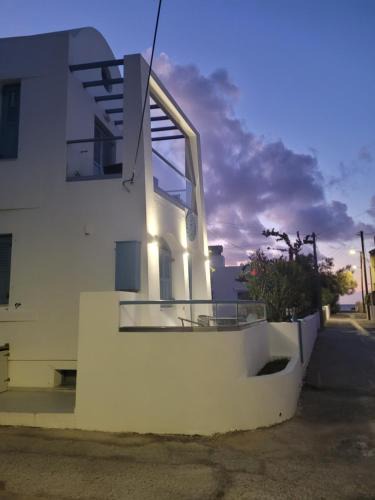 Perissa Villa | Captain Lazaros Detached Beach Villa and Suites