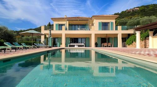 Kariotai House | CARRAZOLA house in Lefkada with pool