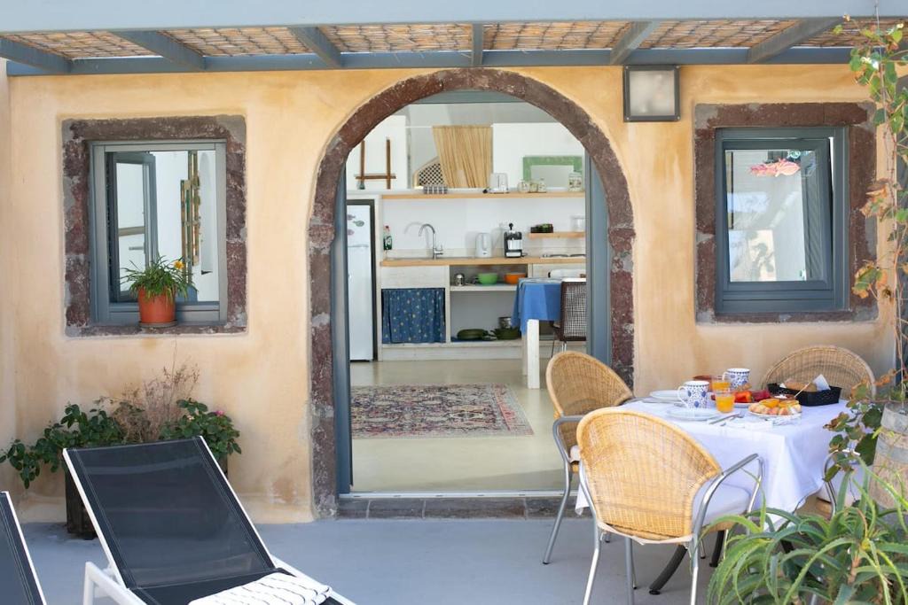 Finikia Apartment | Casa Itaca luxury apartments with private jacuzzi and sea view in Finikia - Oia