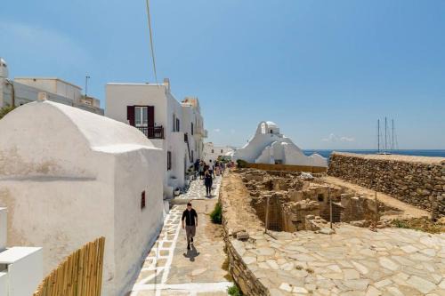 Little Venice Apartment | Casa Paraportiani View Mykonos Town House