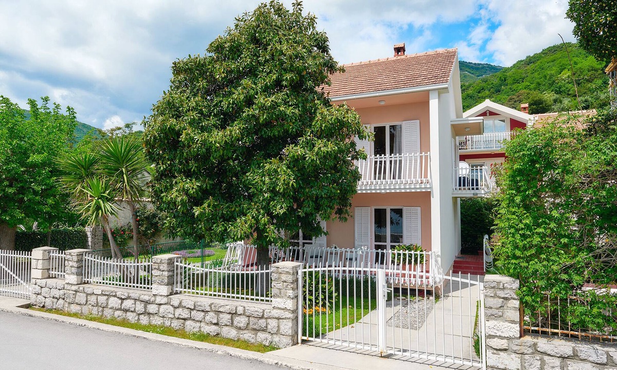 Bijela Villa | Charming seafront villa Magnolia, 4 * in Bijela, Bay of Kotor/6 guests