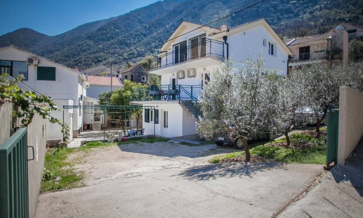 Lepetane Apartment | Charming Seaside Escape in Kotor - One Bedroom Apartment with Sea View 1