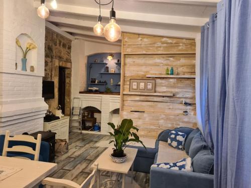 Skaljari Villa | Cheerful three bedroms house with free parking